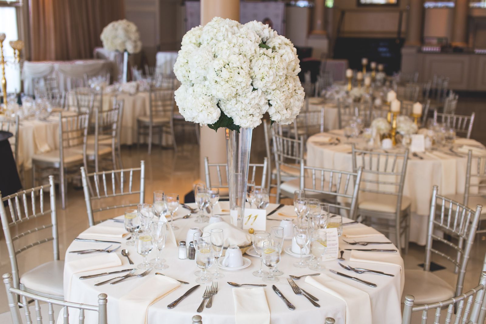Centre de table d'hortensias blancs