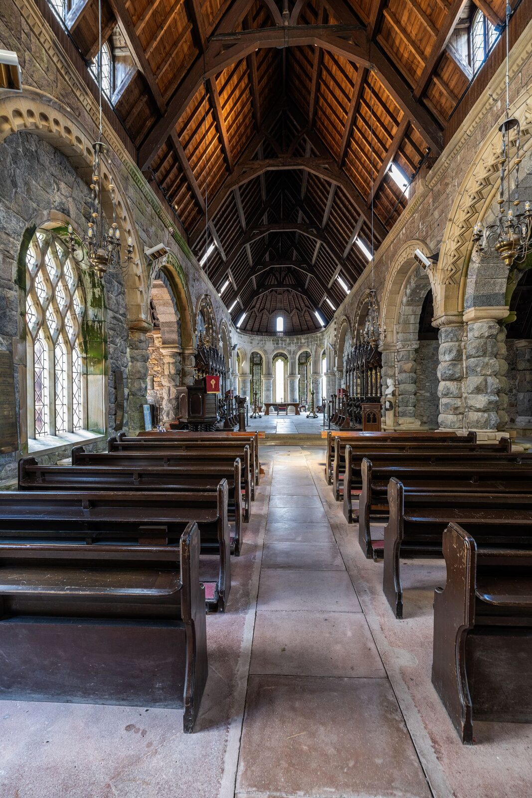 La nef de pierre de l'église et sa charpente de bois apparente