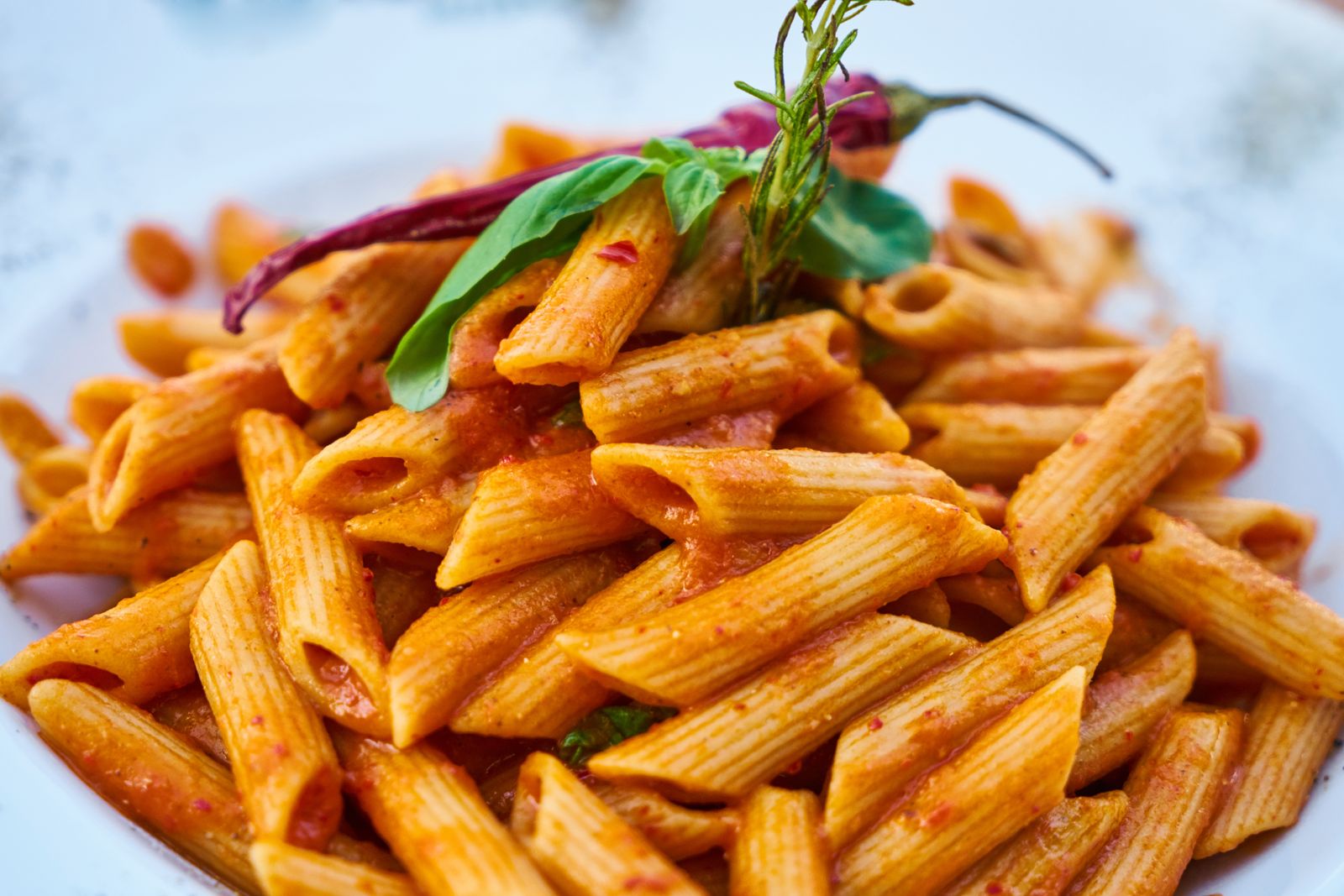 Penne all'arrabbiata dans leur sauce tomate