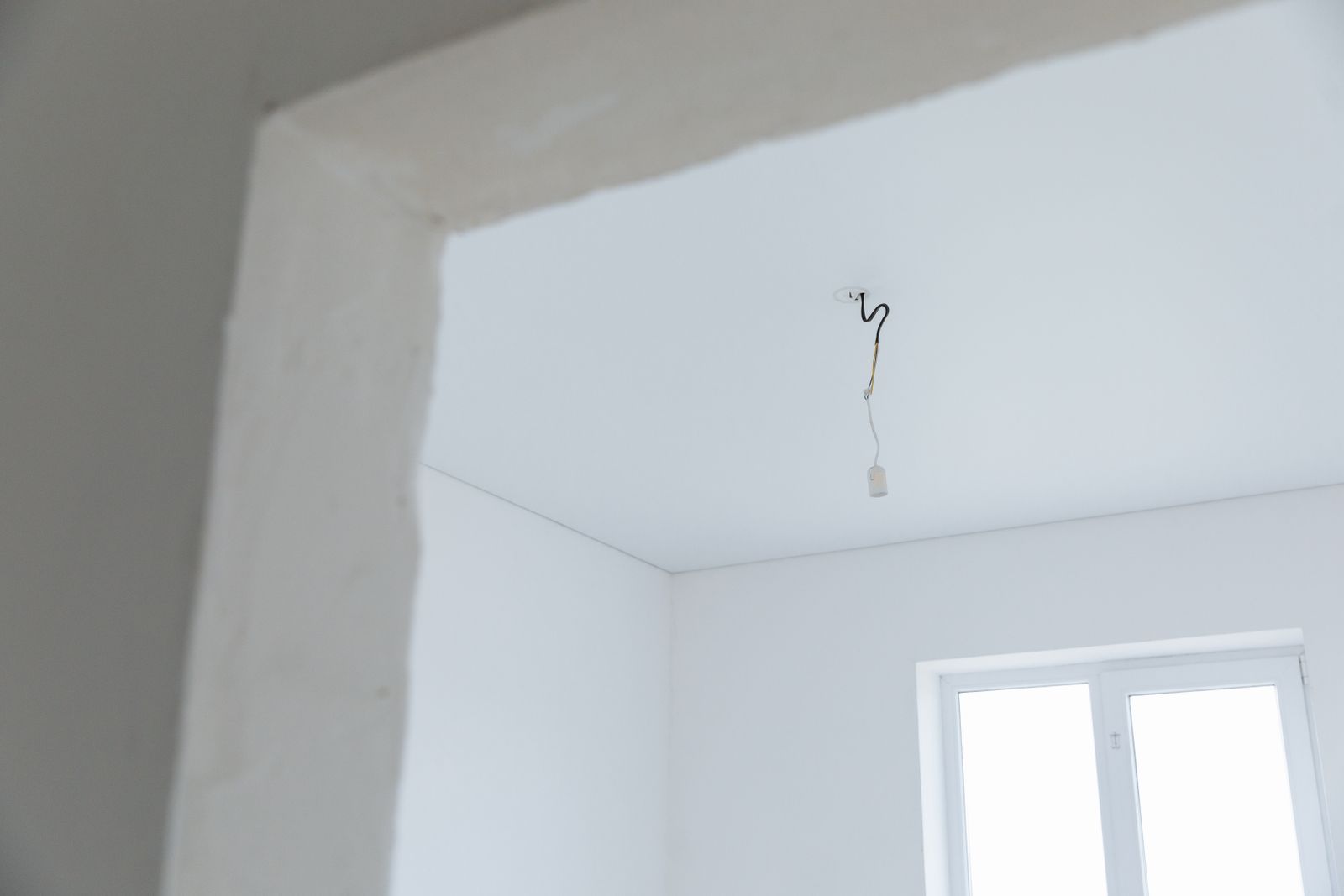 Attente de câble sortant d'un plafond fraîchement refait