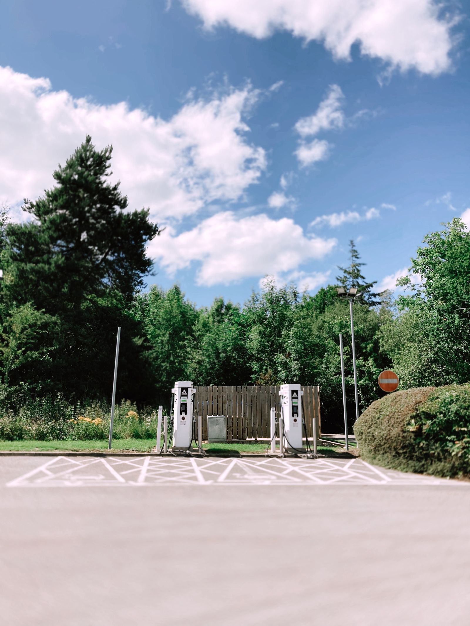 Bornes de recharge sur un parking arboré