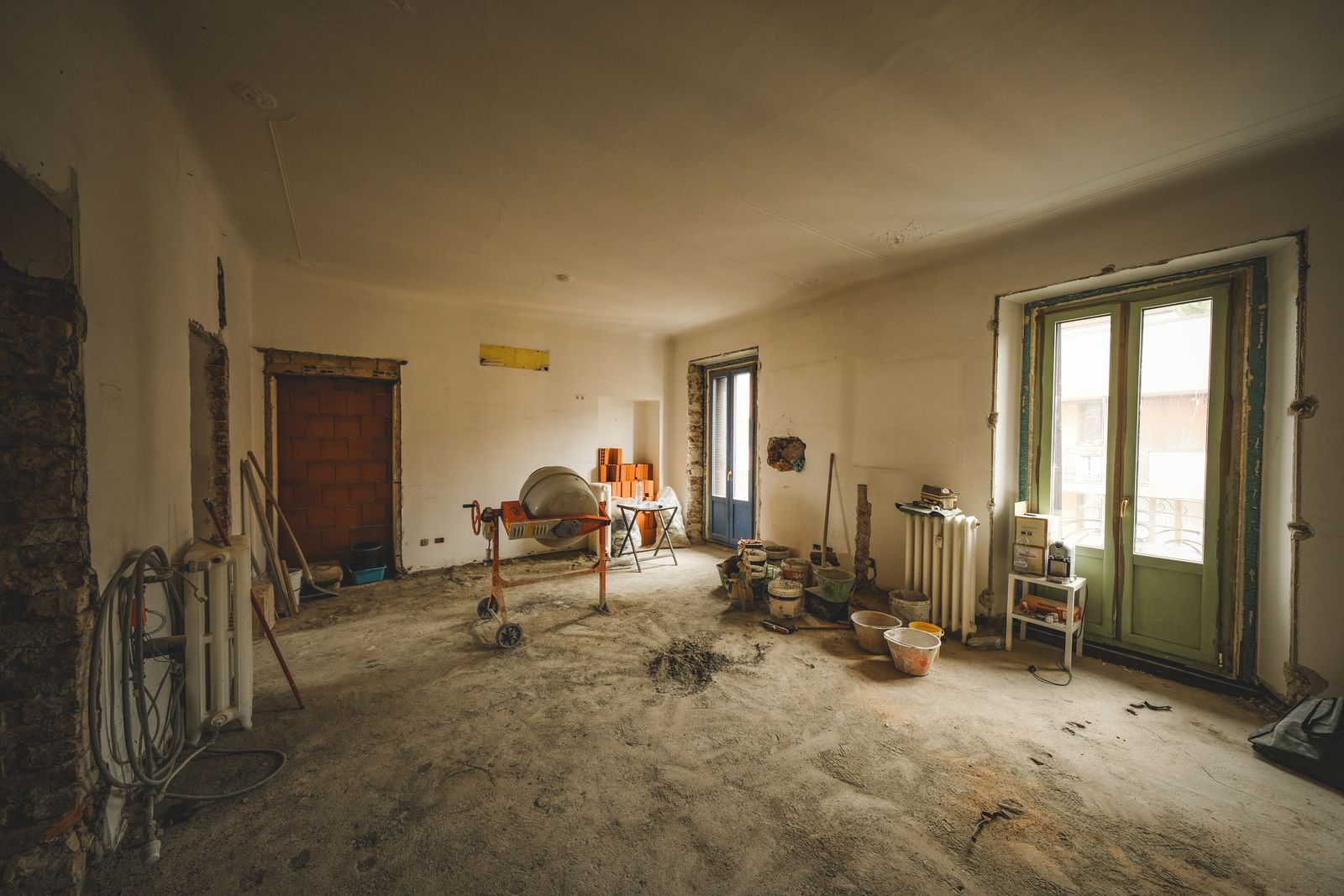 Pièce de maison ancienne en cours de rénovation