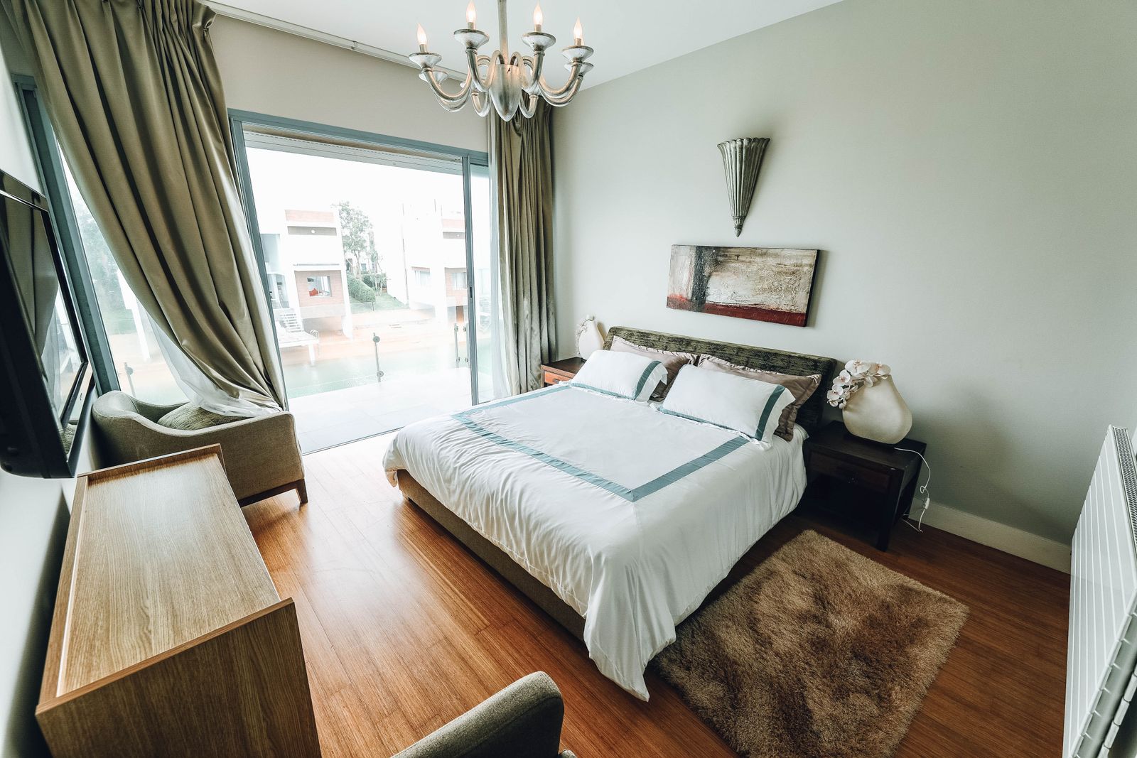 La chambre du Figuier, grand lit et porte-fenêtre ouverte sur la terrasse