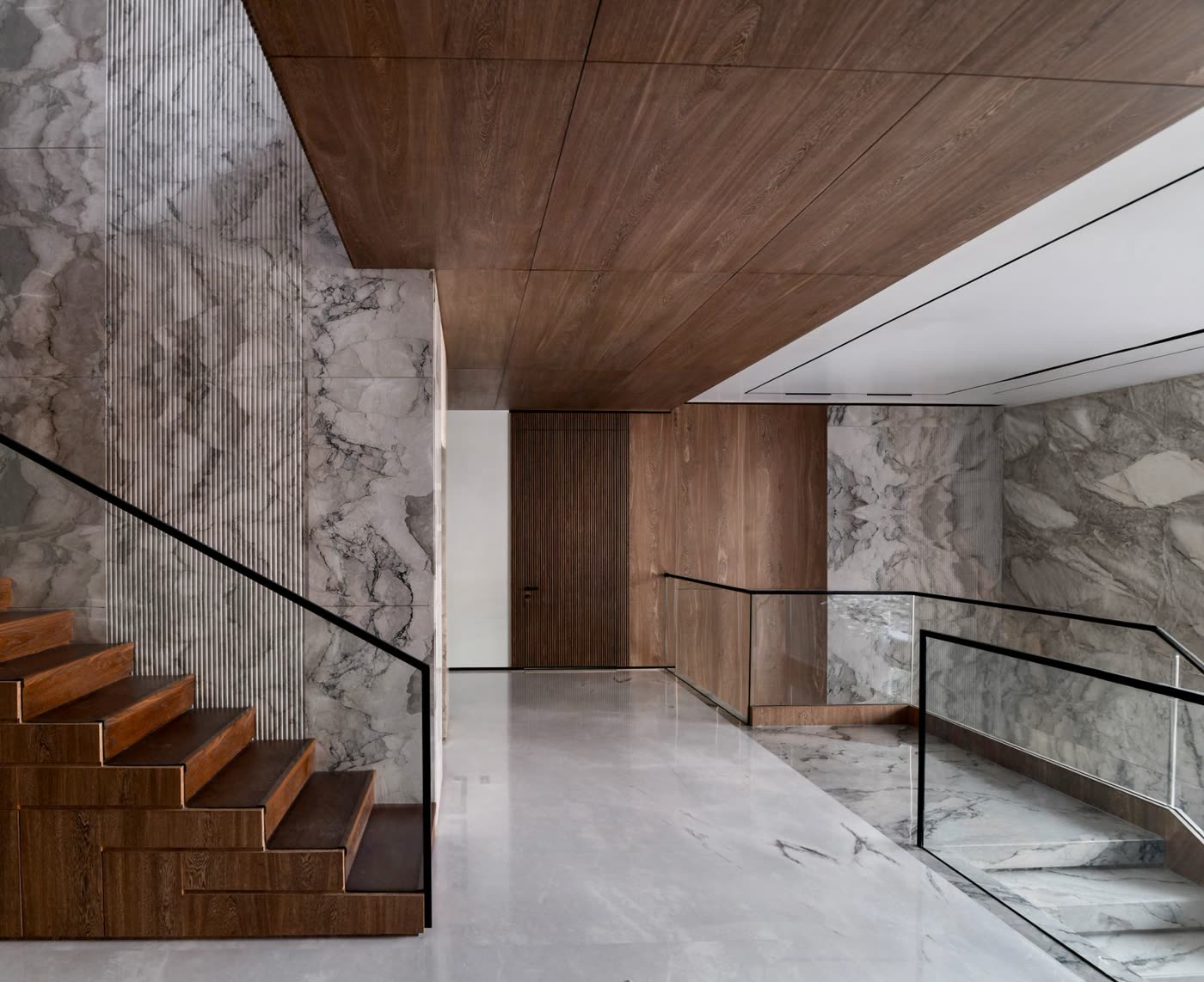 Hall d'entrée en marbre et bois, escalier suspendu