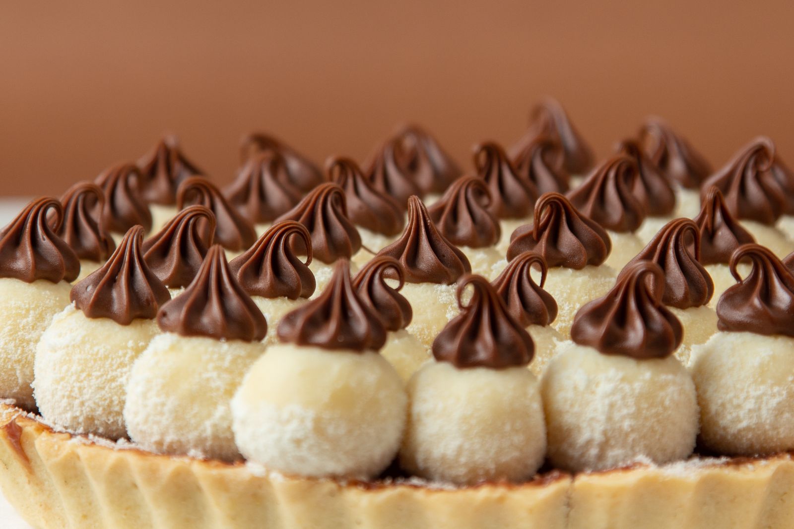 Tarte chocolat aux rosettes pochées et perles coco