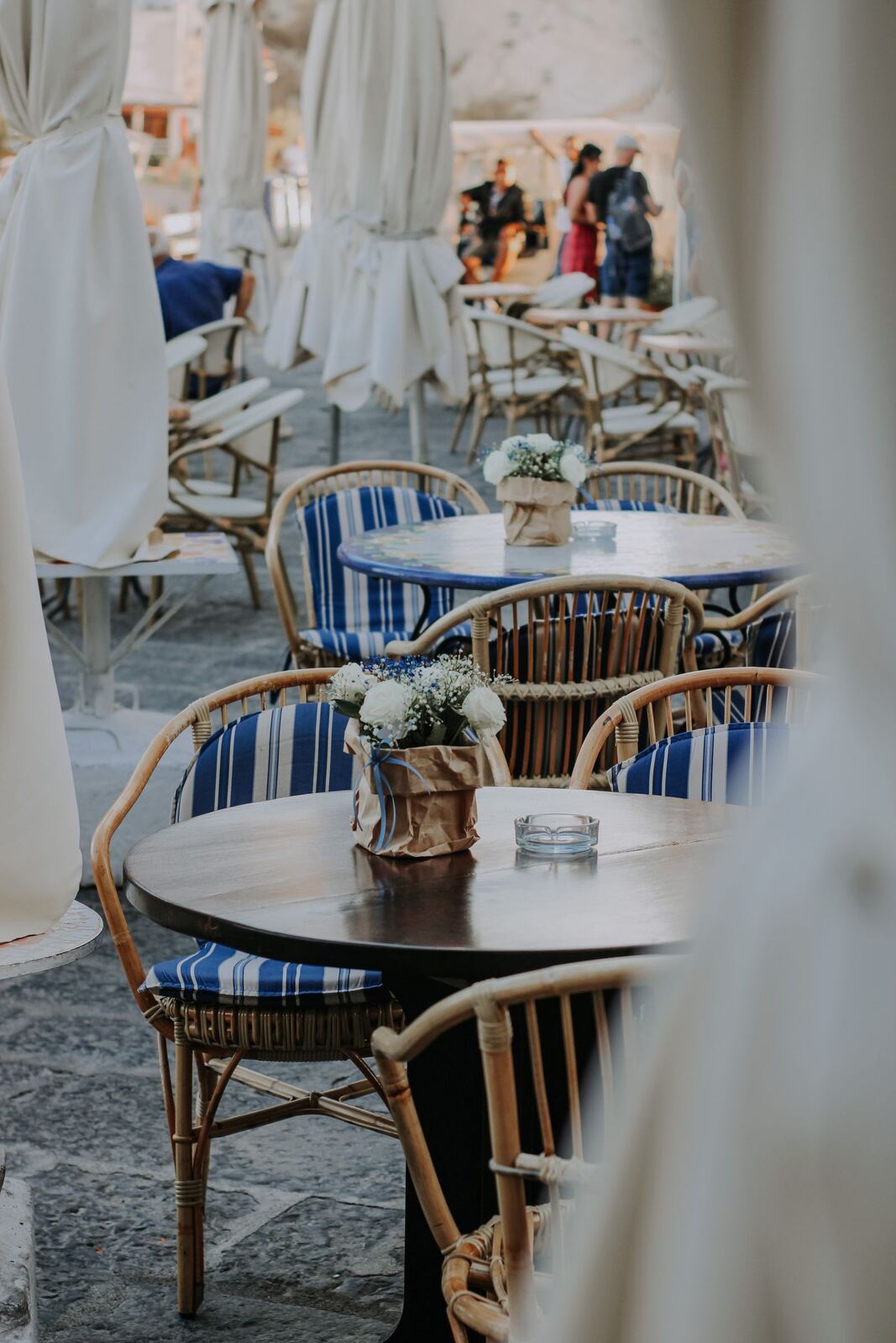 La terrasse du café associatif au soleil