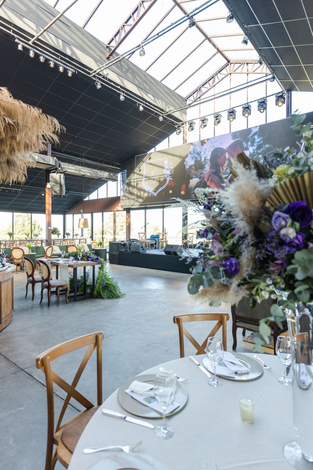 La salle des fêtes dressée pour un mariage