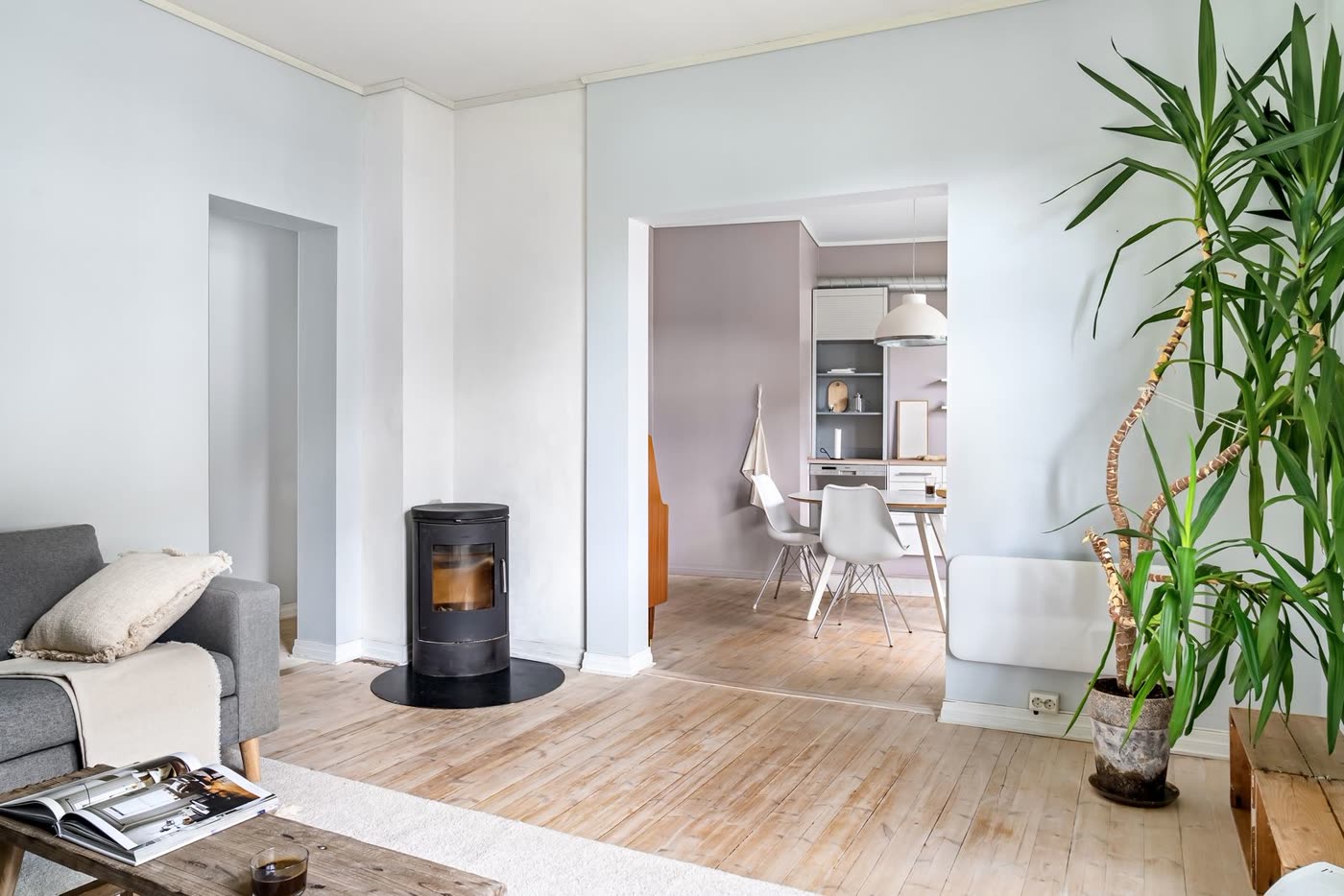 Séjour clair avec poêle à bois et parquet
