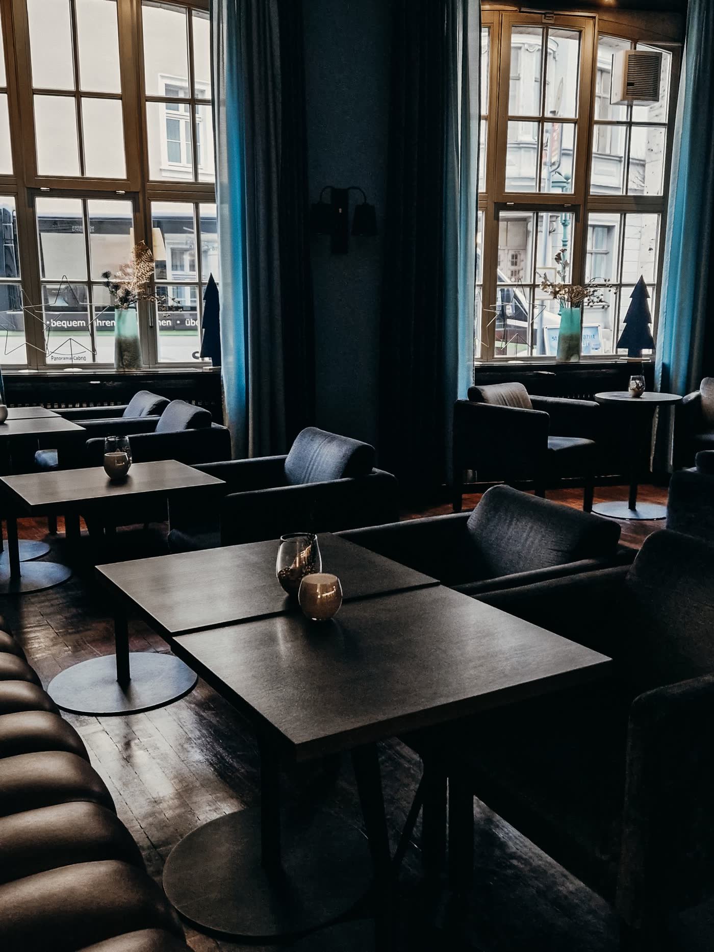 Salle de restaurant au soir, tables dressées